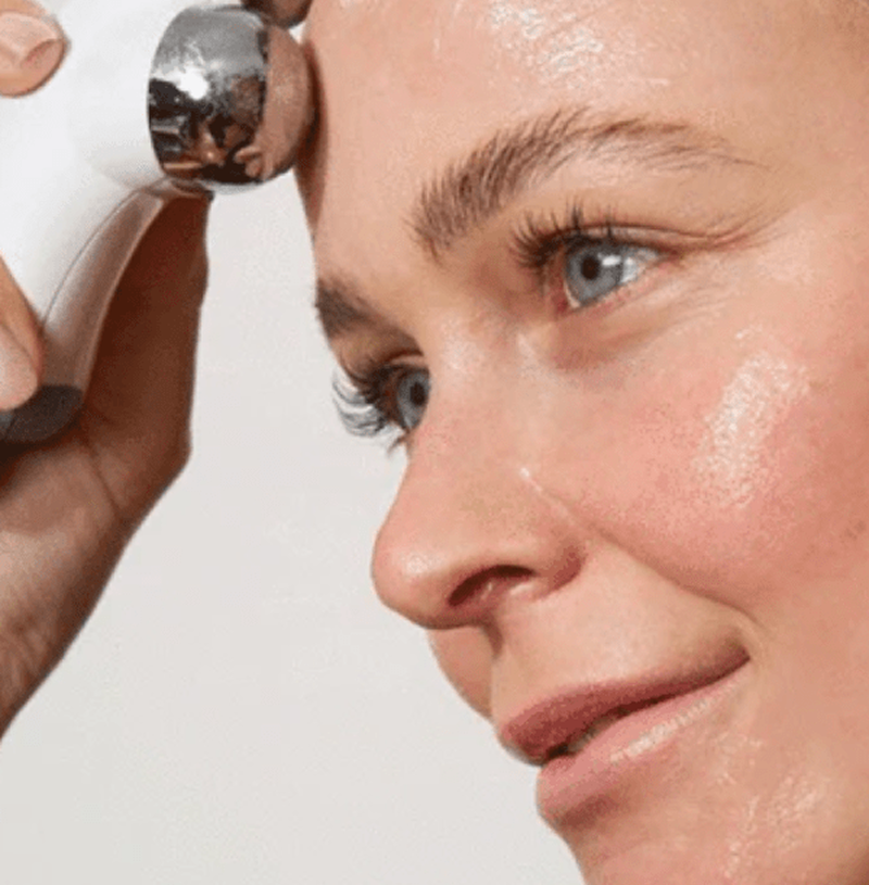 DERMA ESSENCE | STRAFFEN UND VERJÜNGEN SIE IHRE HAUT